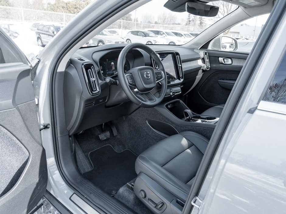 Volvo XC40 B5 AWD Core Bright Theme  CPO FIN RATE  3.49%-4%* 2025-6