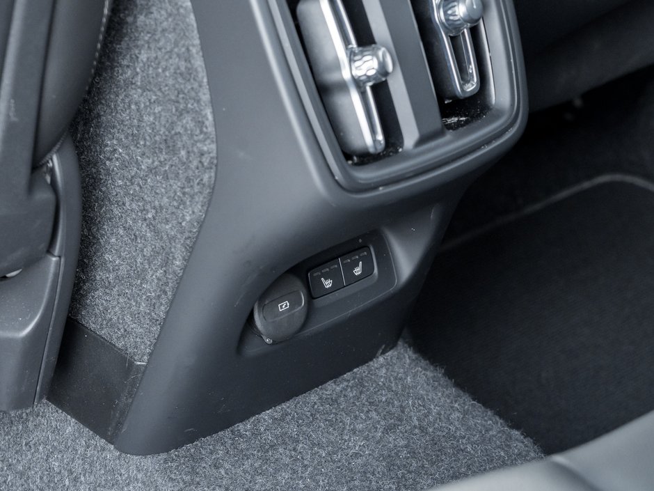 Volvo XC40 B5 AWD Core Bright Theme  CPO FIN RATE  3.49%-4%* 2025-21