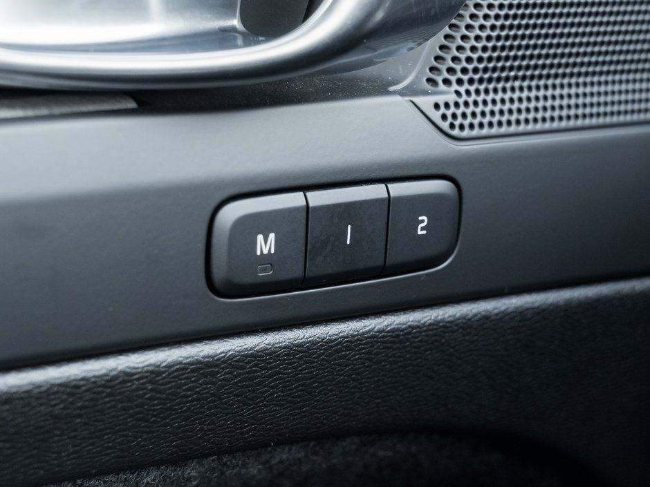 Volvo XC40 B5 AWD Core Bright Theme  CPO FIN RATE  3.49%-4%* 2025-13