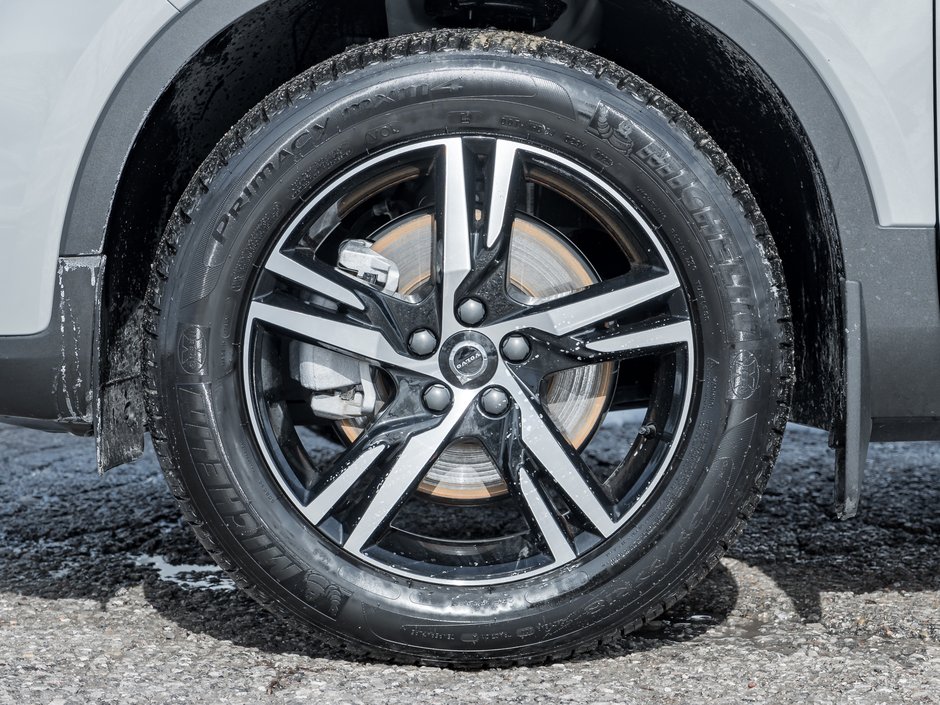 Volvo XC40 B5 AWD Core Bright Theme  CPO FIN RATE  3.49%-4%* 2025-3