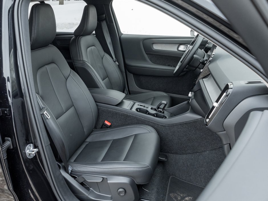 2025 Volvo XC40 B5 AWD  CPO FINANCE RATE 3.49%*(24M)-4%*(48M)-20