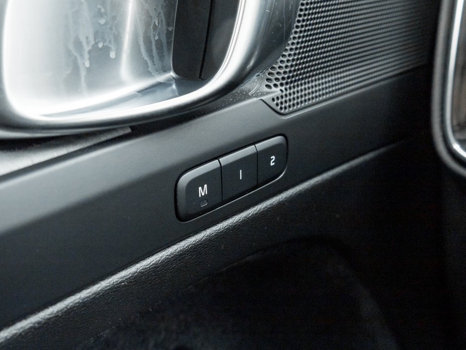 2025 Volvo XC40 B5 AWD  CPO FINANCE RATE 3.49%*(24M)-4%*(48M)-14