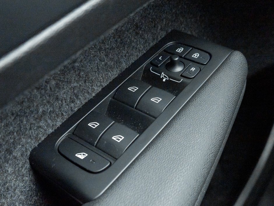 2025 Volvo XC40 B5 AWD  CPO FINANCE RATE 3.49%*(24M)-4%*(48M)-13