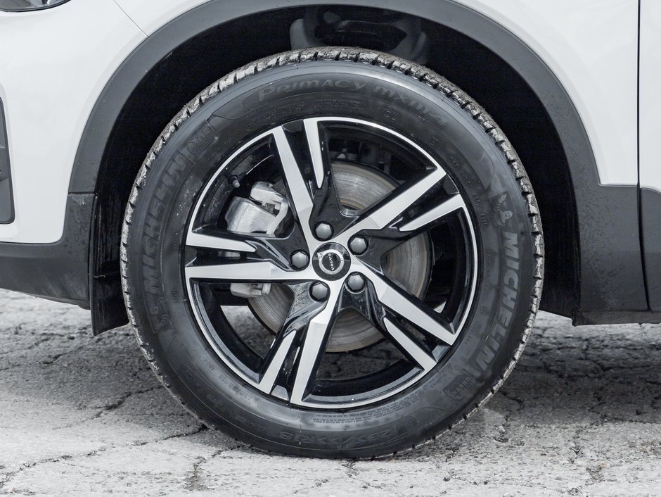 2025 Volvo XC40 B5 AWD Core Bright Theme  CPO FINANCE RATE 3.49%*-3