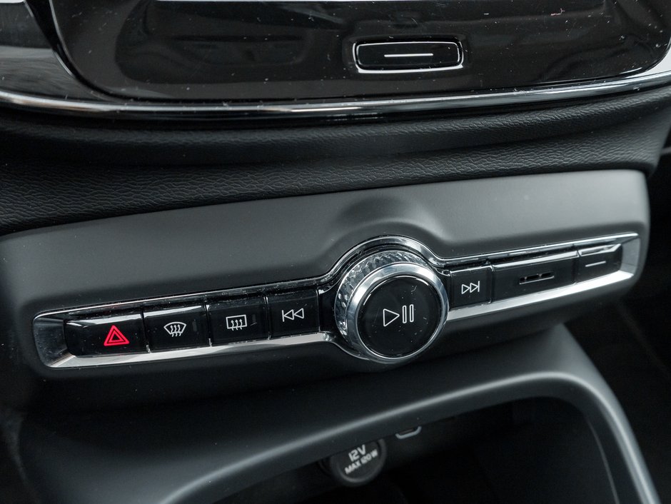 2025 Volvo XC40 B5 AWD Core Bright Theme  CPO FINANCE RATE 3.49%*-16