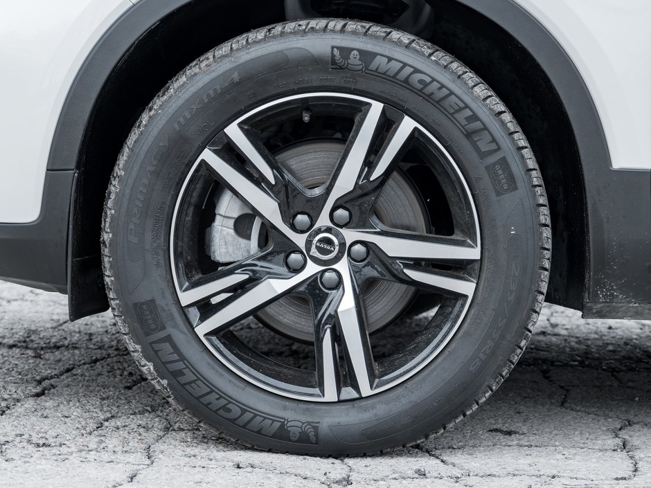 Volvo XC40 B5 AWD  CPO FINANCE RATE 3.49%*(24M)-4%*(48M) 2025-3