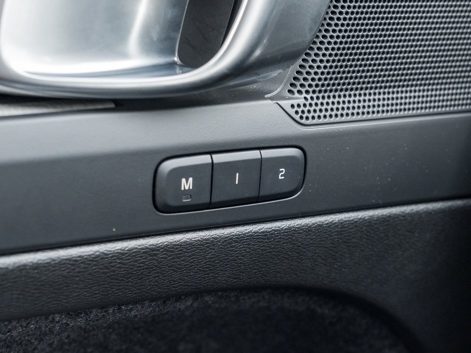 Volvo XC40 B5 AWD  CPO FINANCE RATE 3.49%*(24M)-4%*(48M) 2025-13