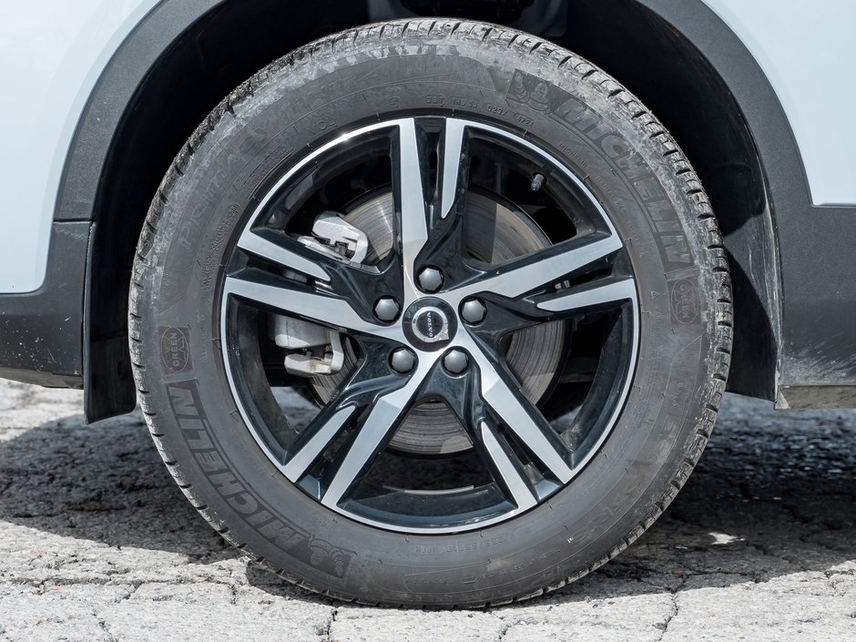 2025 Volvo XC40 B5 AWD Core  CPO RATE 3.49%* UP TO 84 MONTH-3