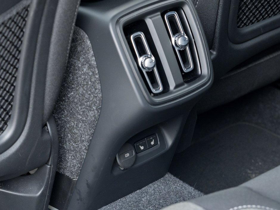 2025 Volvo XC40 B5 AWD Core  CPO FINANCE RATE 3.49%(24M)-4%*(84M)-21