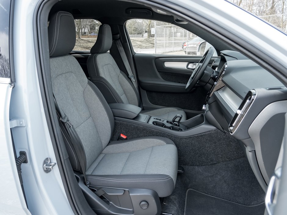 2025 Volvo XC40 B5 AWD Core  CPO FINANCE RATE 3.49%(24M)-4%*(84M)-19