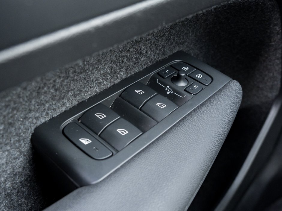 2025 Volvo XC40 B5 AWD Core  CPO FINANCE RATE 3.49%(24M)-4%*(84M)-12