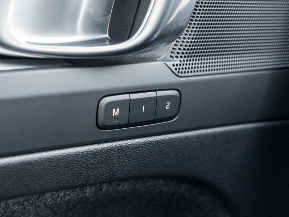 2025 Volvo XC40 B5 AWD Core  CPO FINANCE RATE 3.49%(24M)-4%*(84M)-13