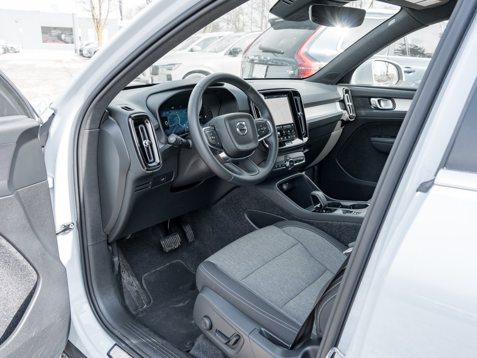 2025 Volvo XC40 B5 AWD Core  CPO FINANCE RATE 3.49%(24M)-4%*(84M)-6