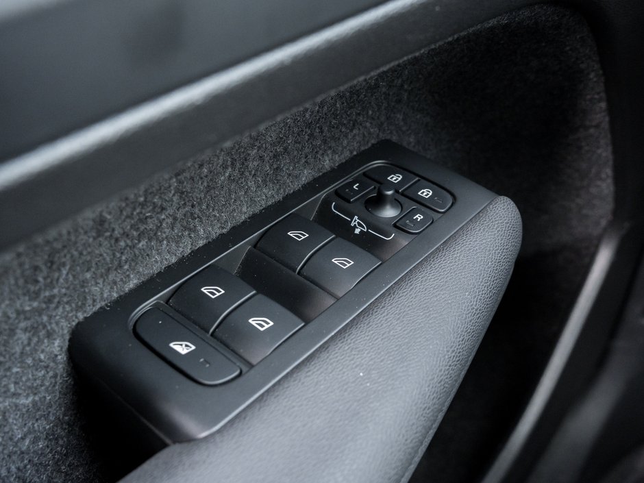 Volvo XC40 B5 AWD Core  CPO FINANCE RATE FROM 3.49%* 2025-12