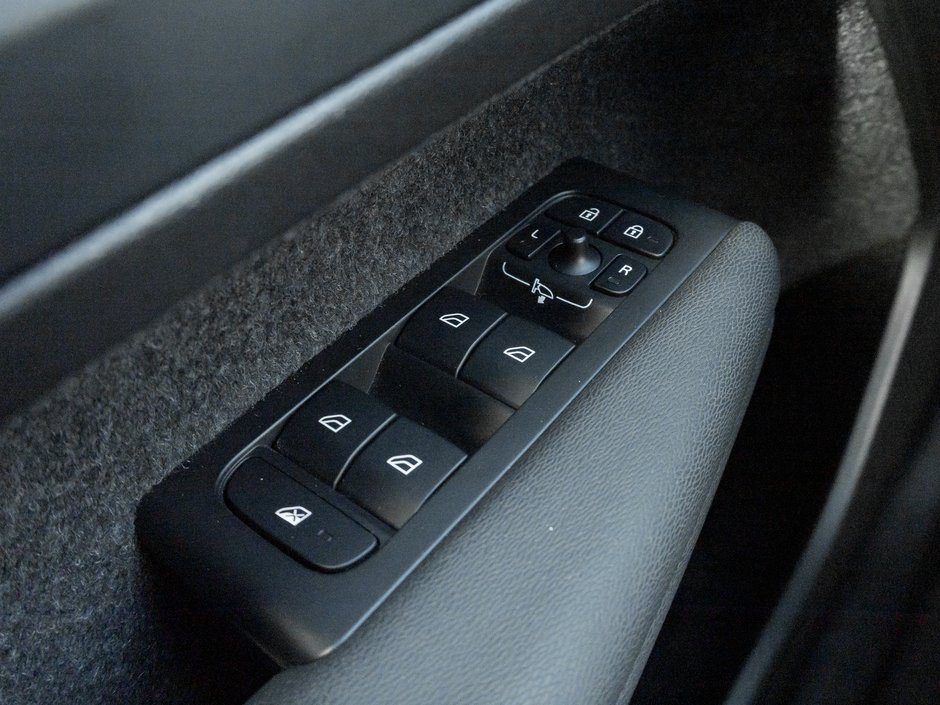 Volvo XC40 B5 AWD Core  CPO FINANCE RATE FROM 3.49%* 2025-13