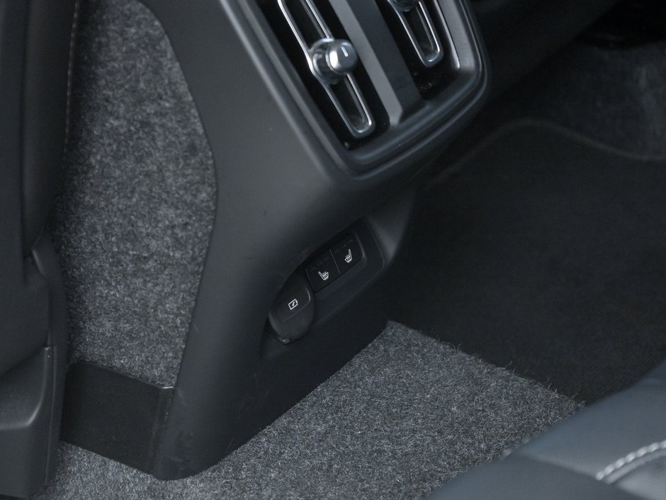 Volvo XC40 B5 AWD Core  CPO FINANCE RATE FROM 3.49%* 2025-22