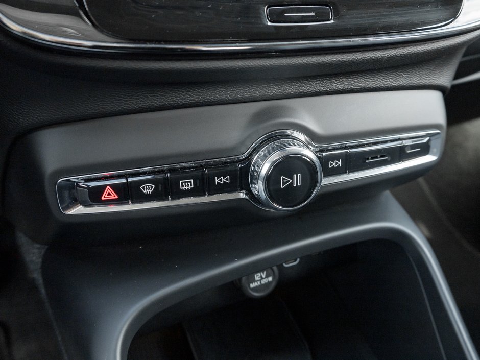 Volvo XC40 B5 AWD Core  CPO FINANCE RATE FROM 3.49%* 2025-17