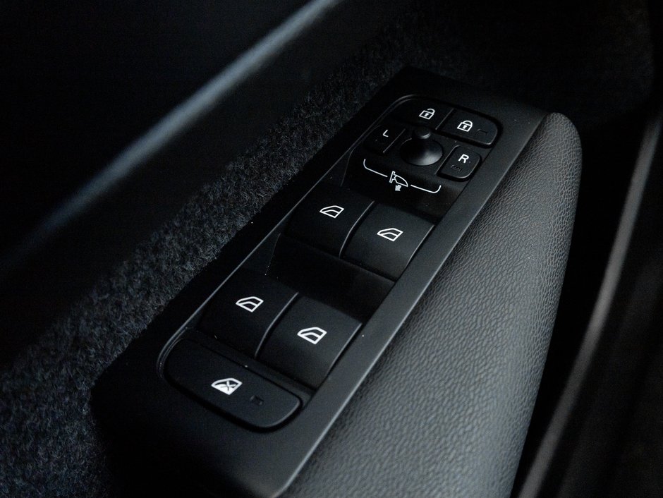 2025 Volvo XC40 B5 AWD  CPO FINANACE RATE 3.49%* UP TO 84 MONTH-12