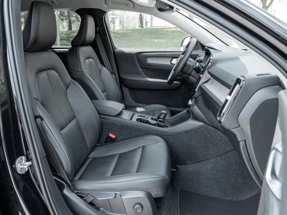 2025 Volvo XC40 B5 AWD  VOLVO CPO FINANCE RATE 3.49%* -84 MONTH-19