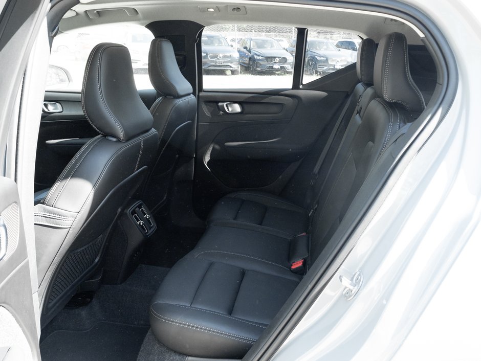 2025 Volvo XC40 B5 AWD Bright Theme  SUPER LOW KM  POWER PANO ROOF-21