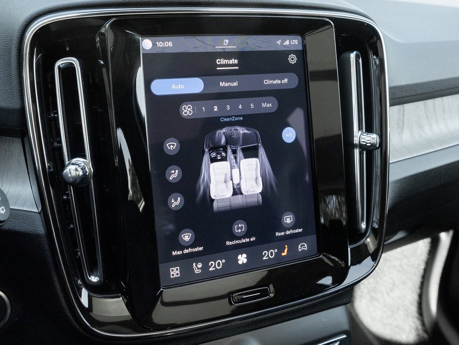 2025 Volvo XC40 B5 AWD Bright Theme  SUPER LOW KM  POWER PANO ROOF-17