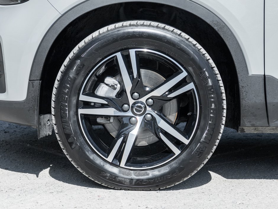 2025 Volvo XC40 B5 AWD Bright Theme  SUPER LOW KM  POWER PANO ROOF-3