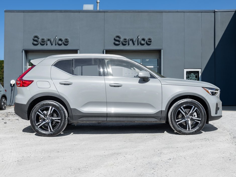 2025 Volvo XC40 B5 AWD Bright Theme  SUPER LOW KM  POWER PANO ROOF-4
