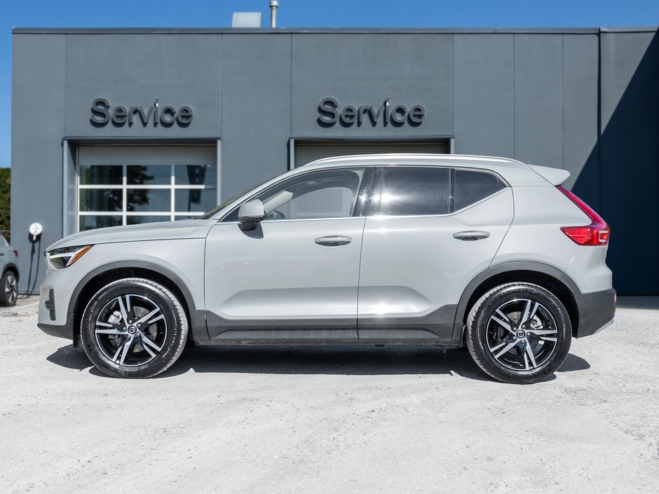 2025 Volvo XC40 B5 AWD Bright Theme  SUPER LOW KM  POWER PANO ROOF-2