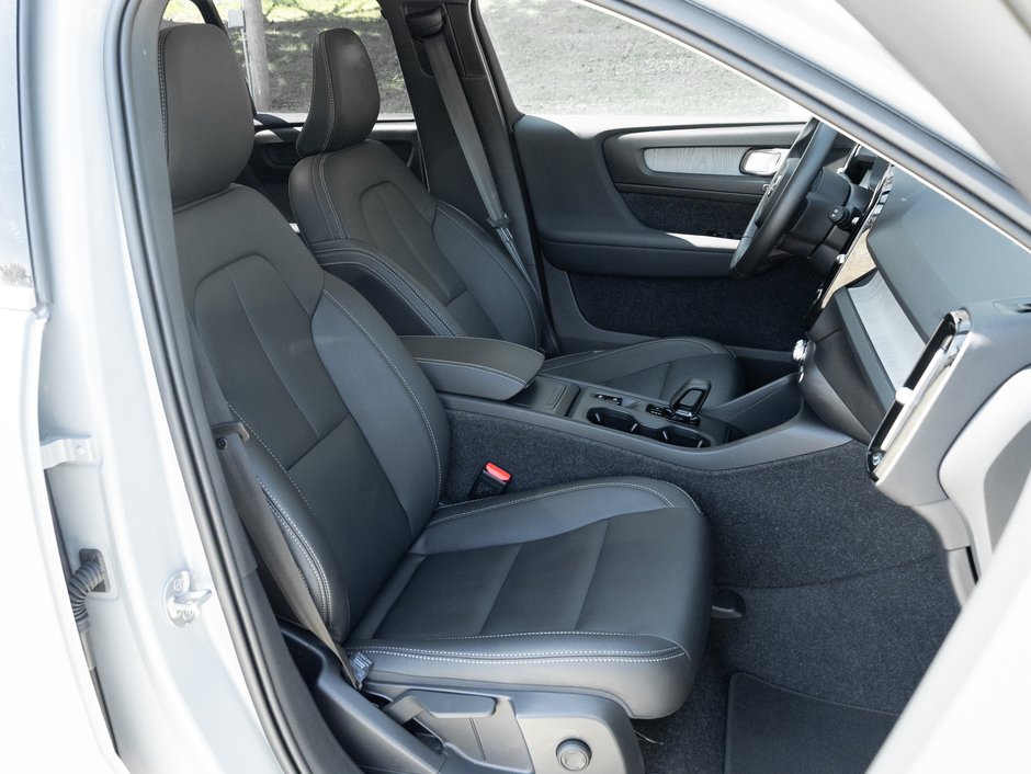 2025 Volvo XC40 B5 AWD Bright Theme  SUPER LOW KM  POWER PANO ROOF-20