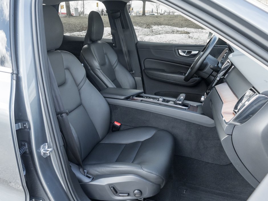 2021 Volvo XC60 Plug-In Hybrid Recharge T8 eAWD  LOW MILEAGE  VOLVO CPO-23