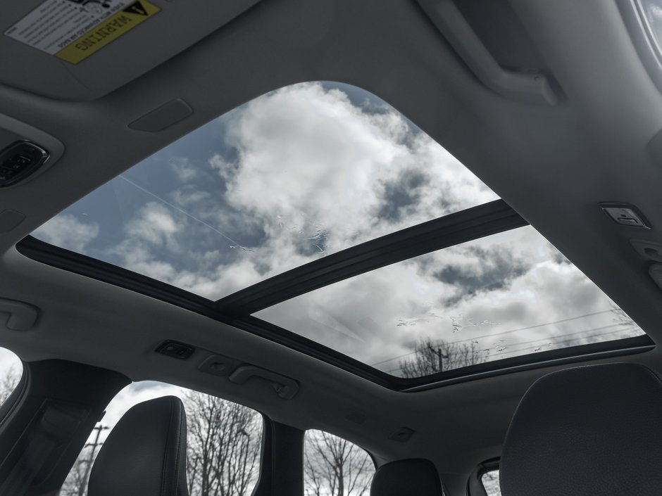 2021 Volvo XC60 Plug-In Hybrid Recharge T8 eAWD  LOW MILEAGE  VOLVO CPO-22