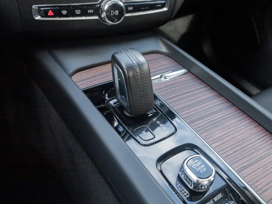 2021 Volvo XC60 Plug-In Hybrid Recharge T8 eAWD  LOW MILEAGE  VOLVO CPO-16