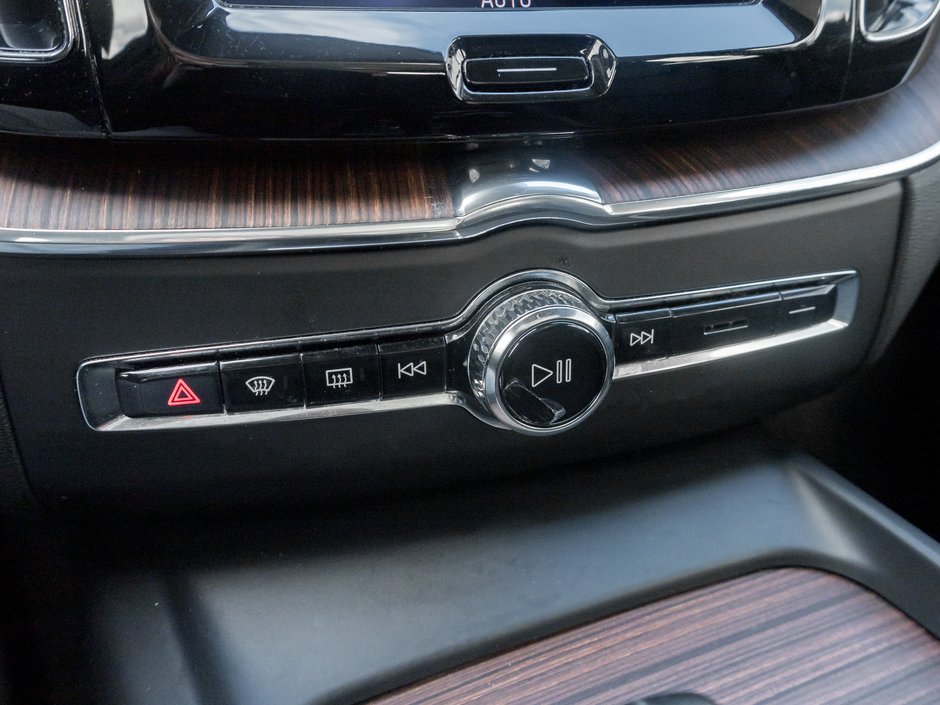 2021 Volvo XC60 Plug-In Hybrid Recharge T8 eAWD  LOW MILEAGE  VOLVO CPO-19