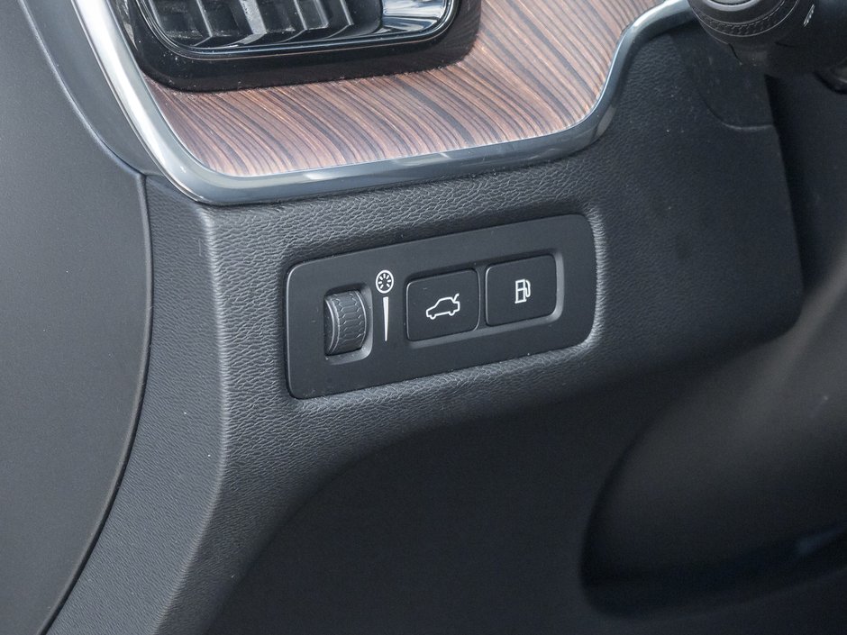 2021 Volvo XC60 Plug-In Hybrid Recharge T8 eAWD  LOW MILEAGE  VOLVO CPO-15