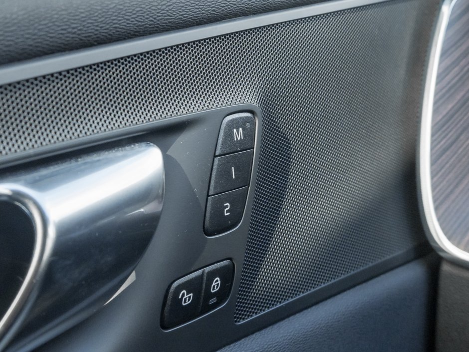 2021 Volvo XC60 Plug-In Hybrid Recharge T8 eAWD  LOW MILEAGE  VOLVO CPO-14