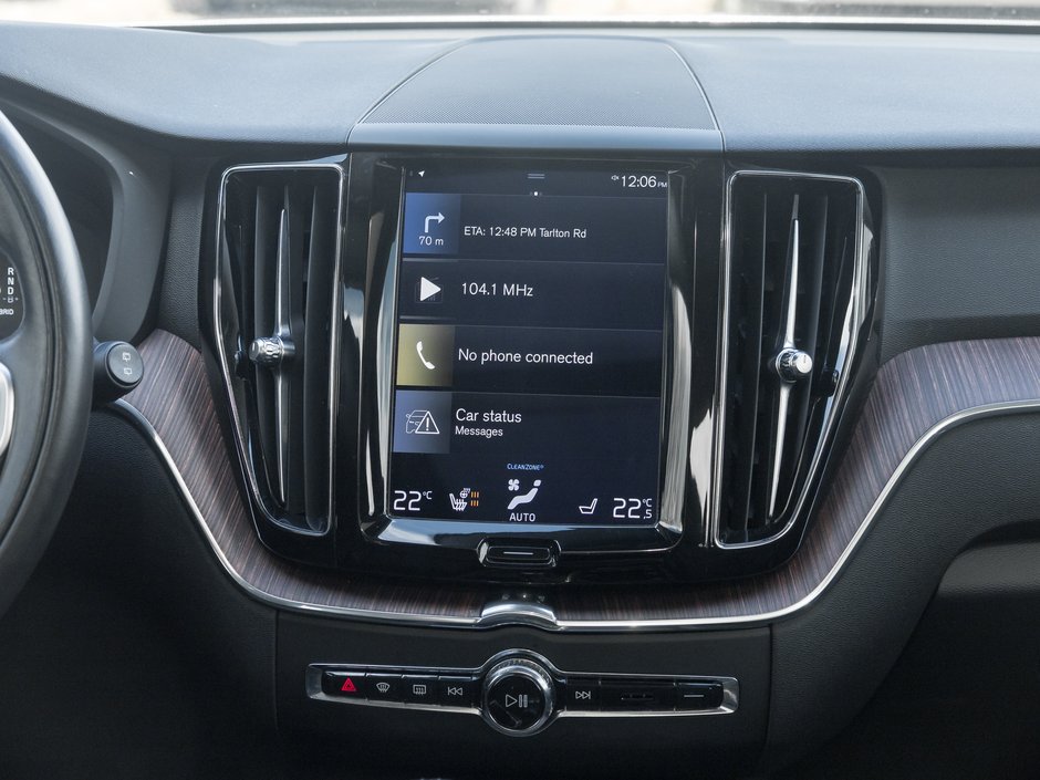 2021 Volvo XC60 Plug-In Hybrid Recharge T8 eAWD  LOW MILEAGE  VOLVO CPO-27