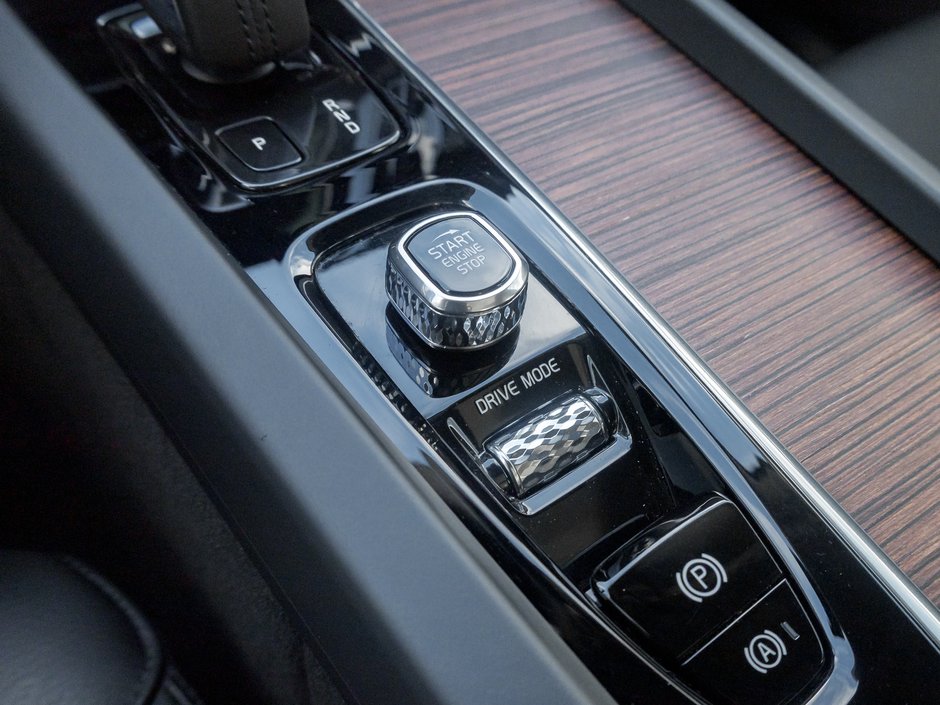 2021 Volvo XC60 Plug-In Hybrid Recharge T8 eAWD  LOW MILEAGE  VOLVO CPO-17