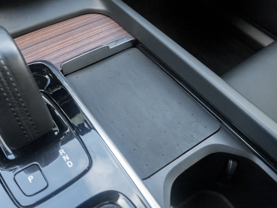 2021 Volvo XC60 Plug-In Hybrid Recharge T8 eAWD  LOW MILEAGE  VOLVO CPO-18