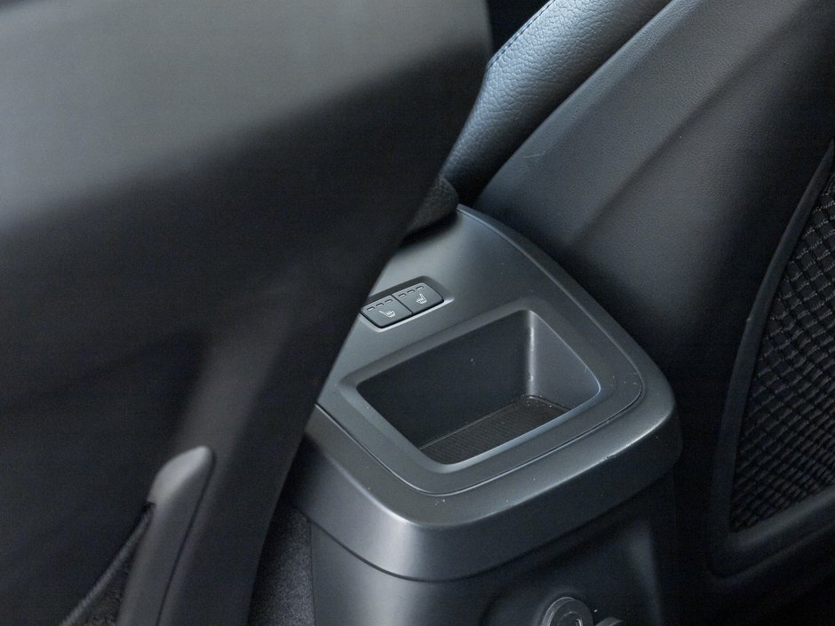 2021 Volvo XC60 Plug-In Hybrid Recharge T8 eAWD  LOW MILEAGE  VOLVO CPO-25