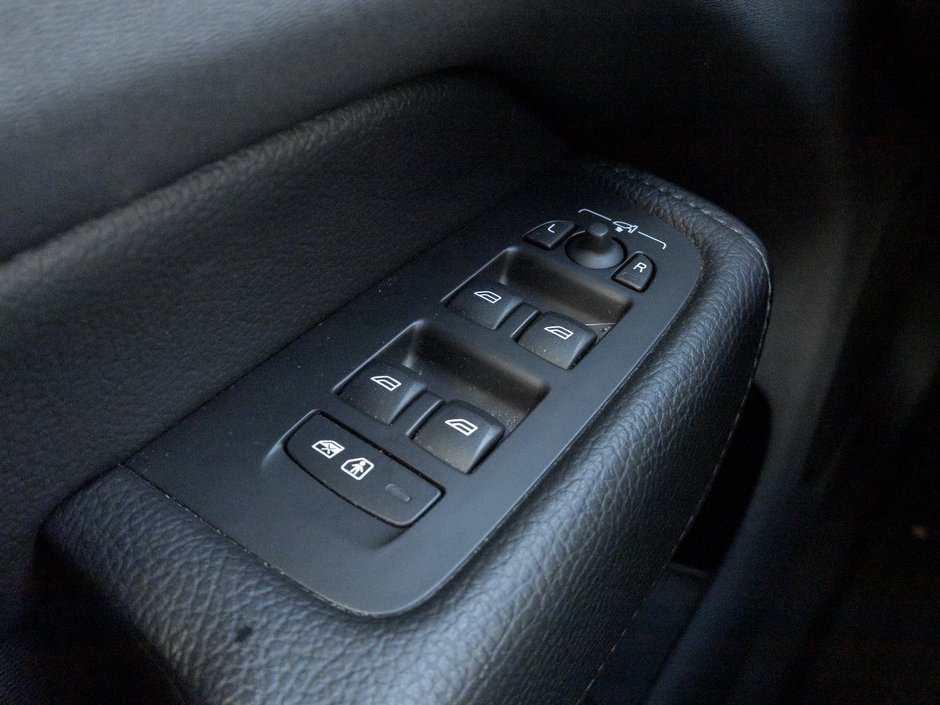 2021 Volvo XC60 Plug-In Hybrid Recharge T8 eAWD  LOW MILEAGE  VOLVO CPO-13