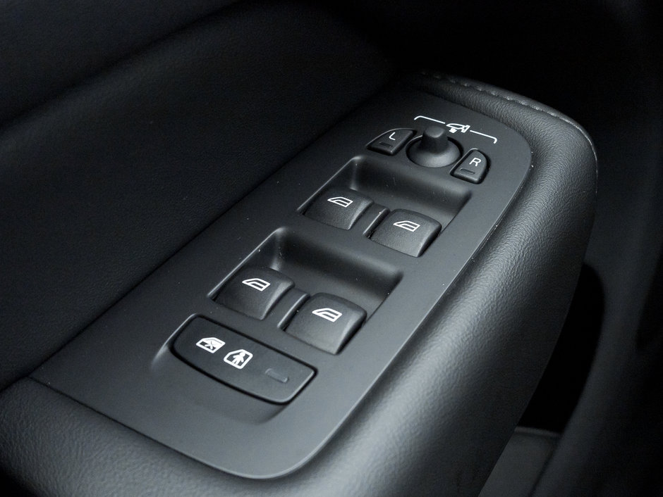 Volvo XC60 Plug-in Hybrid T8 AWD Plus Dark Theme POLESTAR CPO GOOGLE ASSIST 2025-15