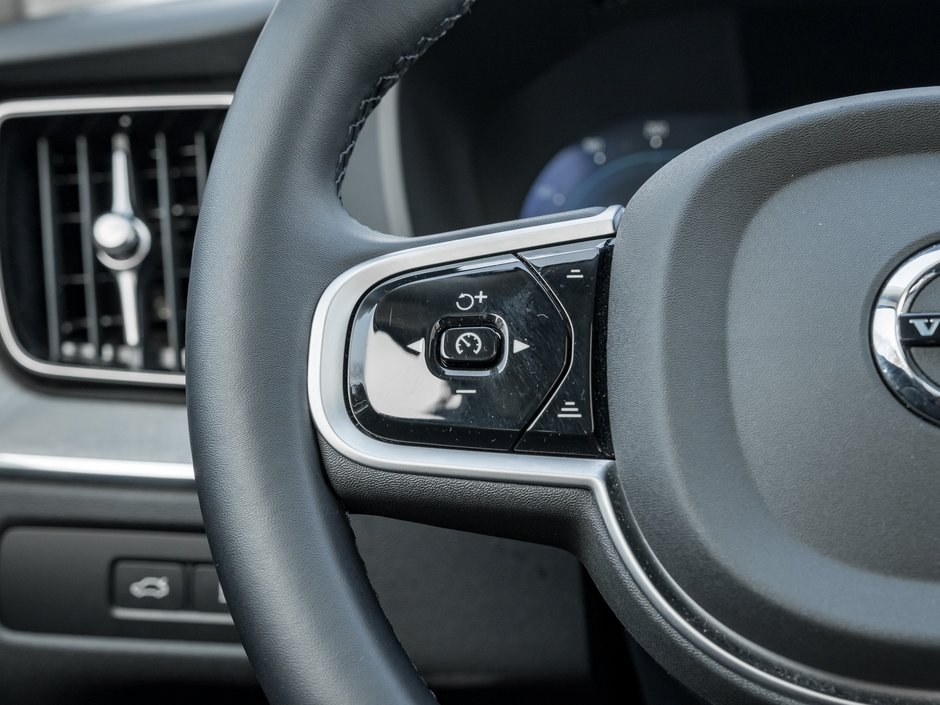 Volvo XC60 Plug-In Hybrid T8 AWD Plus Dark Theme  LOW KM  CPO RATE FR 3.49%* 2025-9