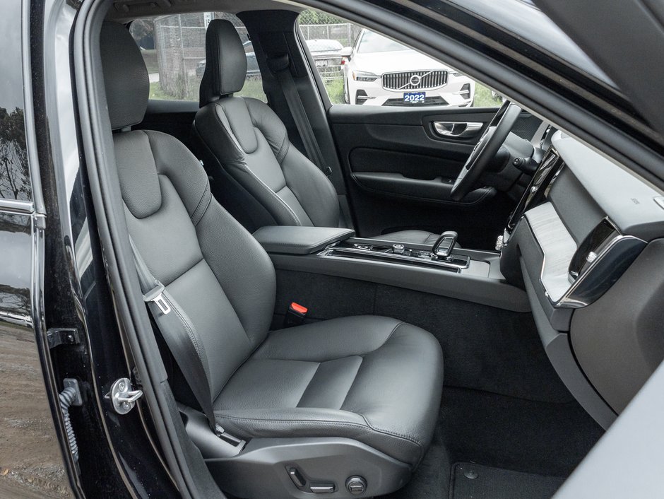 2025 Volvo XC60 Plug-In Hybrid T8 AWD Plus Dark Theme  LOW KM  CPO RATE FR 3.49%*-24