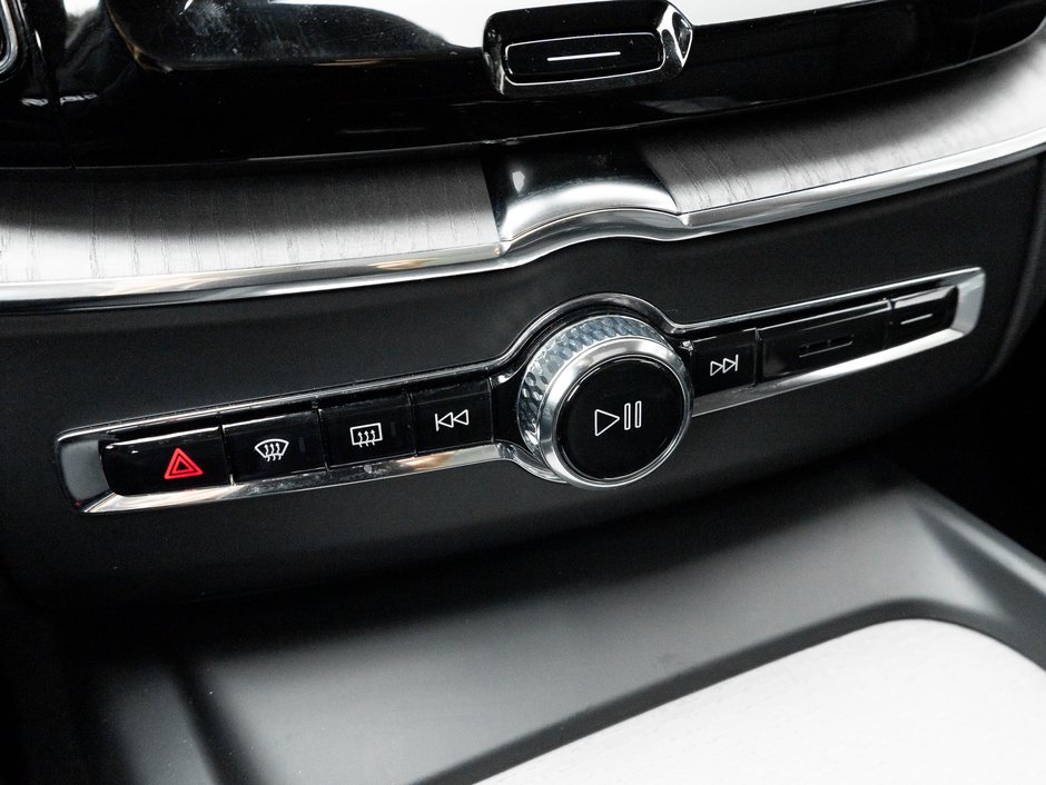 2025 Volvo XC60 Plug-In Hybrid T8 AWD Plus Dark Theme  LOW KM  CPO RATE FR 3.49%*-20