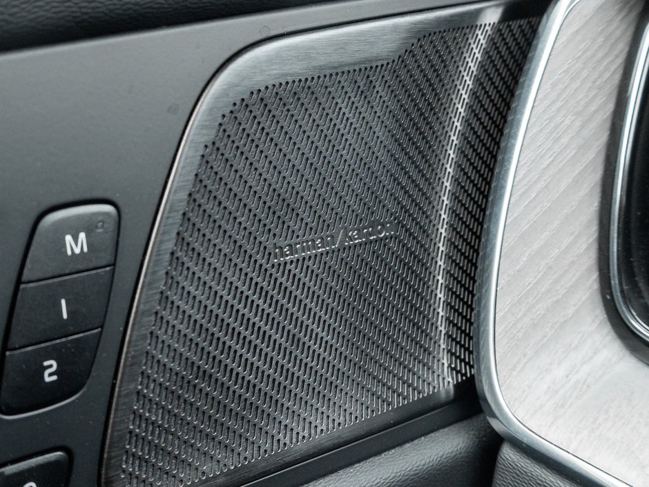 2025 Volvo XC60 Plug-In Hybrid T8 AWD Plus Dark Theme  LOW KM  CPO RATE FR 3.49%*-17
