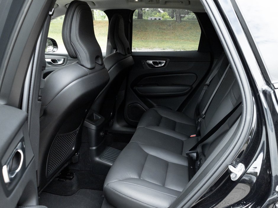 2025 Volvo XC60 Plug-In Hybrid T8 AWD Plus Dark Theme  LOW KM  CPO RATE FR 3.49%*-25