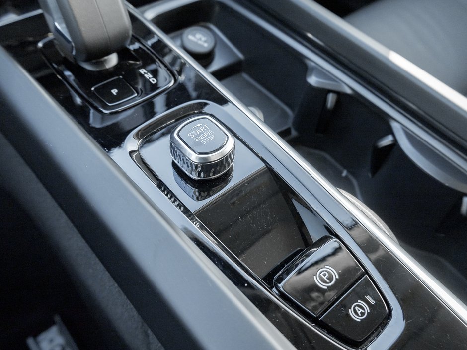 Volvo XC60 Plug-In Hybrid T8 AWD Plus Dark Theme  CPO FINANCE RATE FR 3.49%* 2025-14