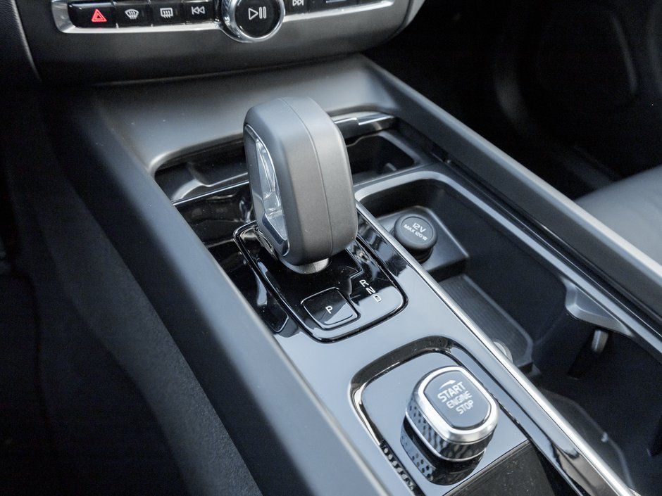 Volvo XC60 Plug-In Hybrid T8 AWD Plus Dark Theme  CPO FINANCE RATE FR 3.49%* 2025-13