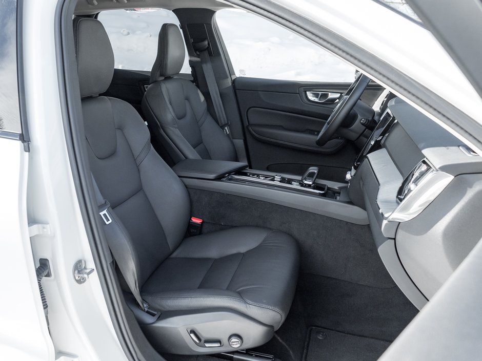 Volvo XC60 Plug-In Hybrid T8 AWD Plus Dark Theme  CPO FINANCE RATE FR 3.49%* 2025-19