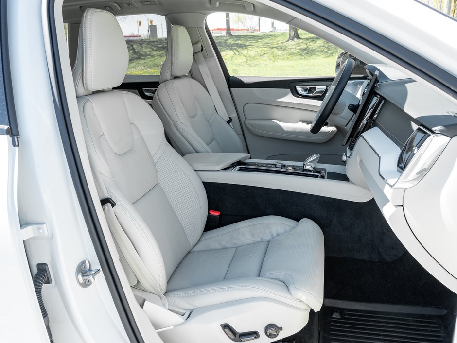 2026 Volvo XC60 Plug-In Hybrid T8 AWD Ultra Dark Theme-23